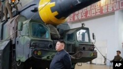 金正恩在朝鲜某地视察导弹试射设施 - 朝鲜官方2017年发布的无日期视频的截图