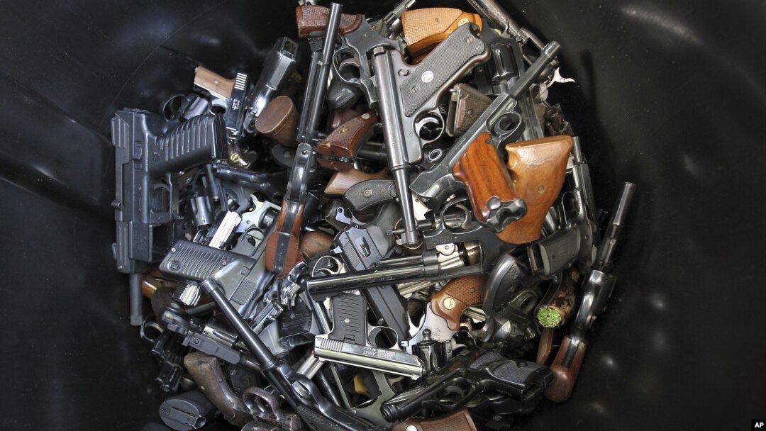 Las personas que devolvieron armas no requerían presentar identificación.
