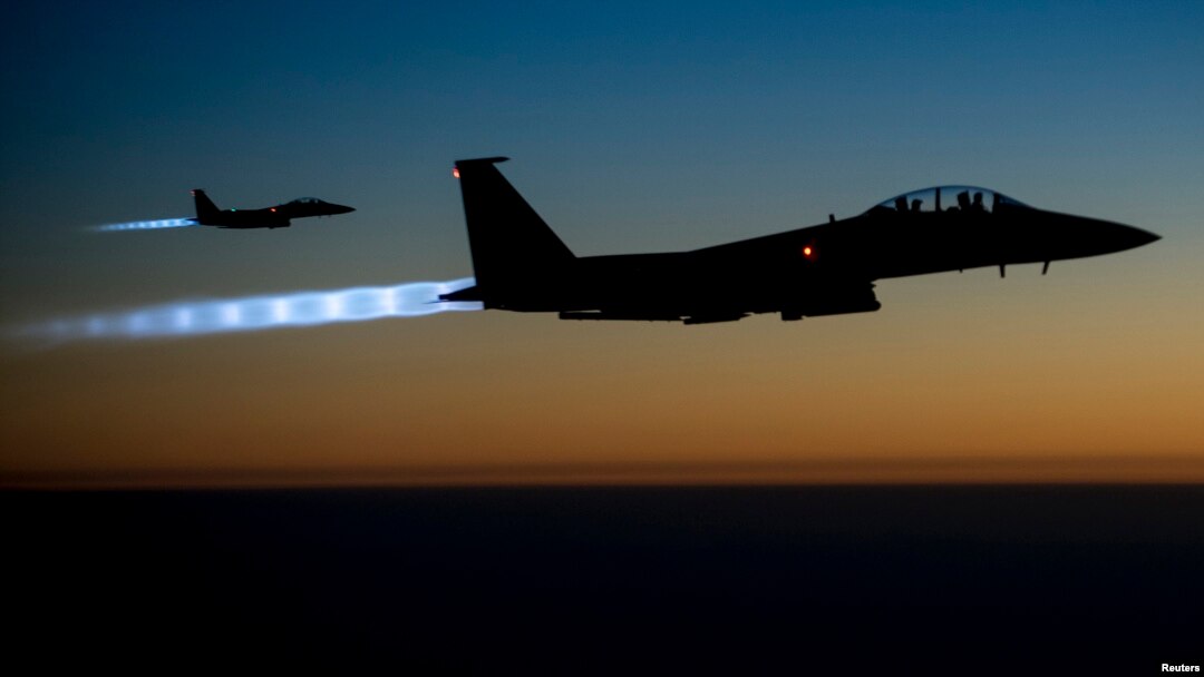 Un par de aviones F-15E de Estados Unidos vuelan en el amanecer sobre Siria.