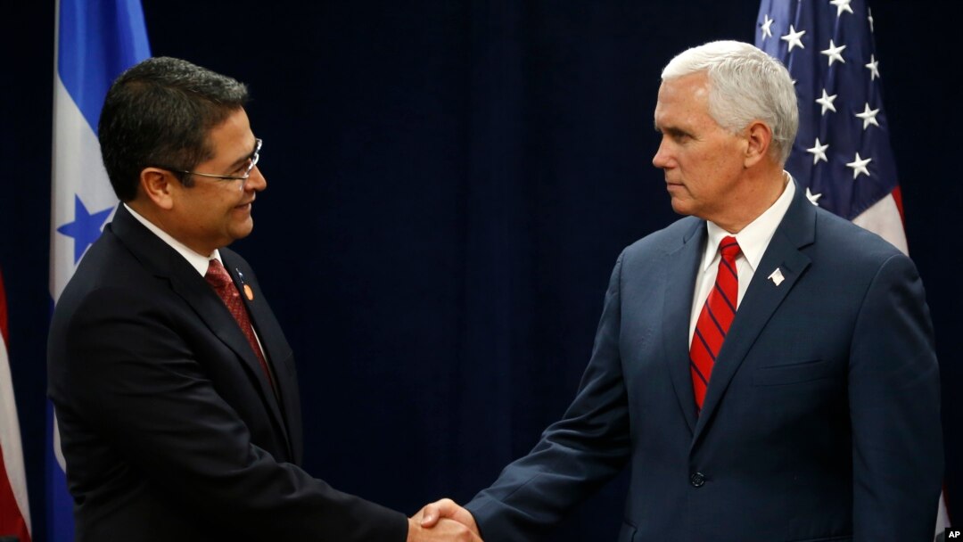 Archivo - El presidente de Honduras, Juan Orlando Hernández, saluda al vicepresidente de EE.UU. Mike Pence en la cumbre de 2017.