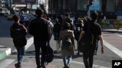 11월 14일 이란 수도 테헤란에서 일부 젊은 여성들이 의무적으로 착용해야 하는 히잡을 두르지 않고 거리를 걷고 있다.(자료사진)