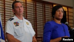 Meya wa Washington Muriel Bowser na mkuu wa idara ya polisi Peter Newsham wakijibu maswali kutoka kwa waandishi juu ya matayarisho ya maandamano yanayoongozwa na watu wenye misimamo mikali ya kibaguzi