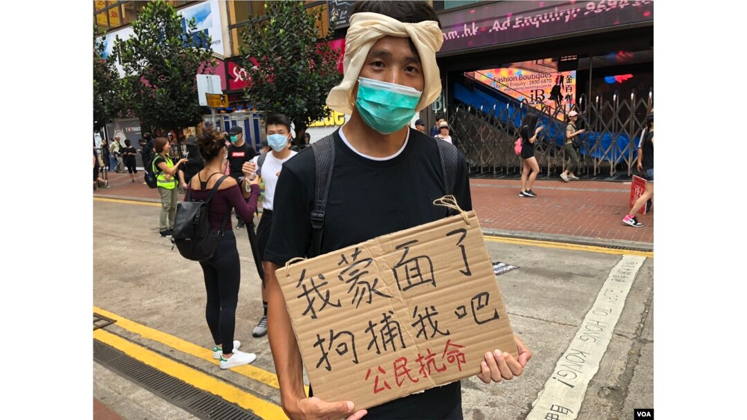香港市民葉先生多次參與反送中遊行,他表示過去一百多日都沒有戴口罩或蒙面上街,10月5日”禁蒙面法”實施第一日,亦是他第一次戴口罩上街,表達反對”惡法” (美國之音湯惠芸拍攝)