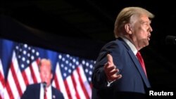 El candidato presidencial republicano y expresidente estadounidense Donald Trump habla en el escenario durante un mitin de campaña en Richmond, Virginia, Estados Unidos, el 2 de marzo de 2024.