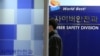 지난해 1월 한국 경찰은 청와대 등 주요 국가기관을 사칭해 정부기관 및 연구기관에 대량으로 발송된 이메일의 발신지가 2014년 북한 해커의 소행으로 추정된 '한국수력원자력 해킹 사건'과 동일한 지역인 것으로 확인됐다고 밝혔다. 당시 한국 경찰청 사이버 안전과에 경찰관계자가 들어가고 있다. (자료사진)
