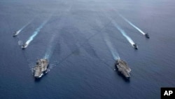 美國海軍的尼米茲號和里根號航空母艦組成的雙航母戰鬥群。