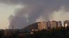 Humo asciende desde el área en la dirección de Avdiivka, visto desde zonas controladas por Rusia en Donetsk, el 11 de octubre de 2023.