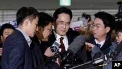 이재용 삼성전자 부회장(가운데)이 지난 12일 피의자 신분으로 대치동 박영수 특별검사팀에 출석하고 있다. 이 부회장은 비선실세 최순실 일가 지원과 관련한 뇌물공여 혐의를 받고 있다. 