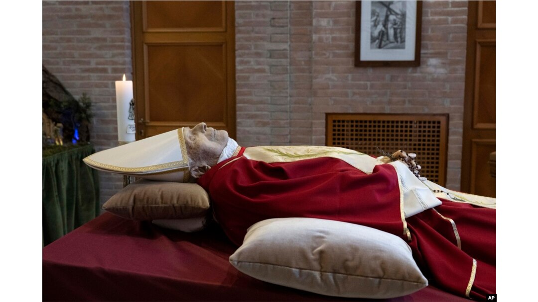 El cuerpo del papa emérito Benedicto XVI yace en la capilla del monasterio Materr Ecclesiae el 1 de enero de 2023.