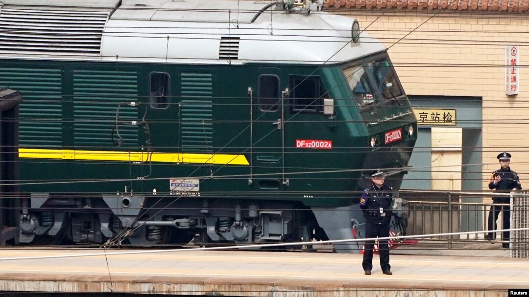 Policías chinos vigilan un tren en la estación de Beijing, el martes 27 de marzo, de 2018.