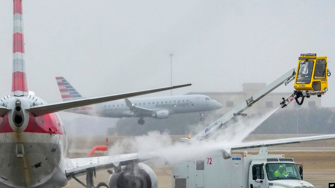 Un avión de American Airlines se somete a procedimientos de descongelación el lunes 30 de enero de 2023 en el Aeropuerto Internacional de Dallas/Fort Worth en Texas. (Lola Gomez/The Dallas Morning News vía AP)