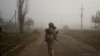 Un soldado ucraniano en un camino cercano a una aldea cerca del poblado de Snihurivka, recapturado el 10 de noviembre de 2022.
