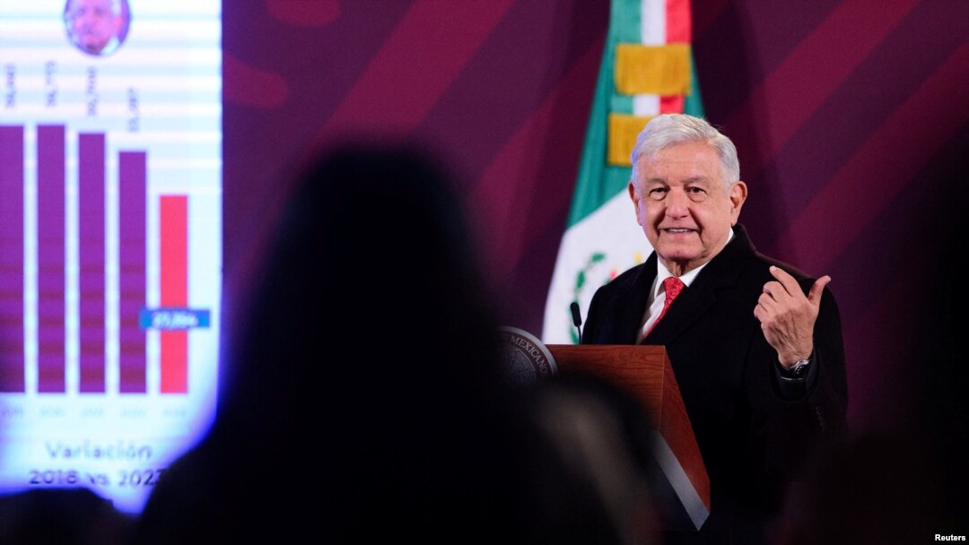 El presidente mexicano Andrés Manuel López Obrador habla durante su habitual conferencia de prensa en la que pidió que se respete el resultado de las elecciones presidenciales de Guatemala para evitar "conflictos". En Ciudad de México, el 13 de diciembre de 2023.