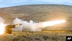 트럭 기반 로켓발사대인 고속기동포병로켓시스템(HIMARS).