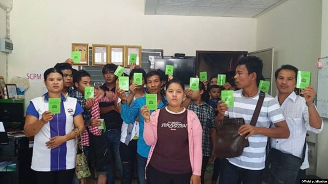 ပန်းရောင်ကဒ်ရ မြန်မာအလုပ်သမားများ