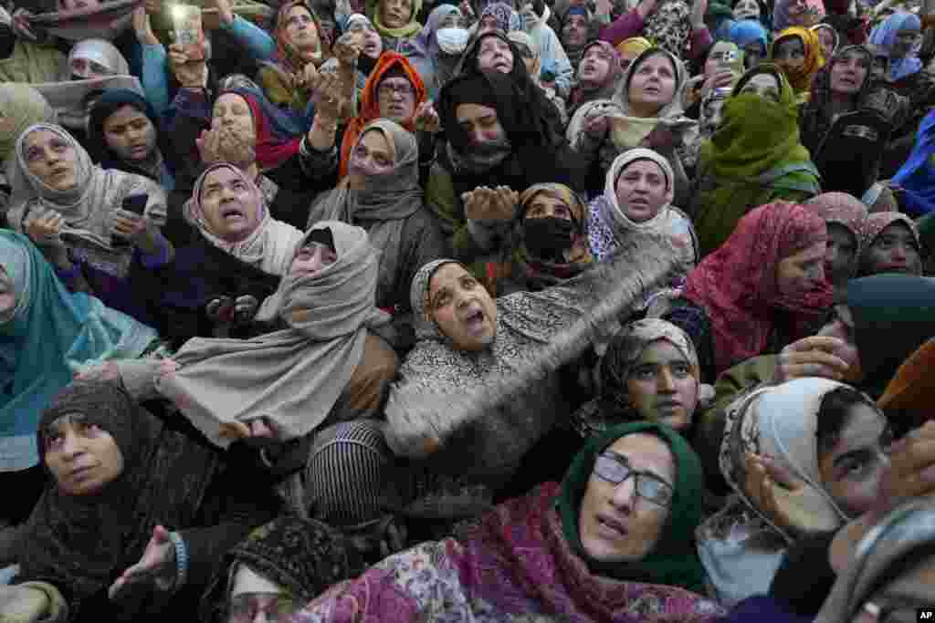 Kashmiri Muslims pray as a head priest displays a relic, believed to be a hair from the beard of the Prophet Muhammad, at the Hazratbal shrine on Mehraj-u-Alam, in Srinagar, Indian-controlled Kashmir.