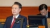 2025년 2월 20일 윤석열 대통령이 한국 서울 소재 헌법재판소에서 비상계엄에 관한 탄핵 재판 심리에 참석해 있다.