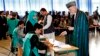 حامد کرزی با مراجعه به یکی از مراکز رای گیری کابل در دور دوم انتخابات ریاست جمهوری افغانستان رای داد