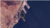 라진항을 촬영한 19일 자 위성사진에 190m 길이의 대형 선박(원 안)이 보인다. 사진=Planet Labs