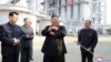 Shirika la habari la Korea Kaskazini (KCNA) Mei 2, 2020 lilichapisha picha ya Kim Jong Un wa pili kulia akikagua kiwanda cha mbolea jimbo la kusini la Pyongyang Korea Kaskazini. (Photo by S