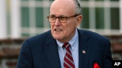 Rudolph Giuliani, el nuevo abogado de Trump, dijo que el dinero había sido “canalizado... a través de la firma de abogados y el presidente lo reembolsó”.