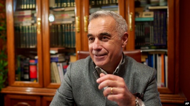 羅馬尼亞總統選舉獨立候選人卡林·喬治斯庫(Calin Georgescu)在羅馬尼亞伊茲沃拉尼接受美聯社採訪。 (2022年12月4日)