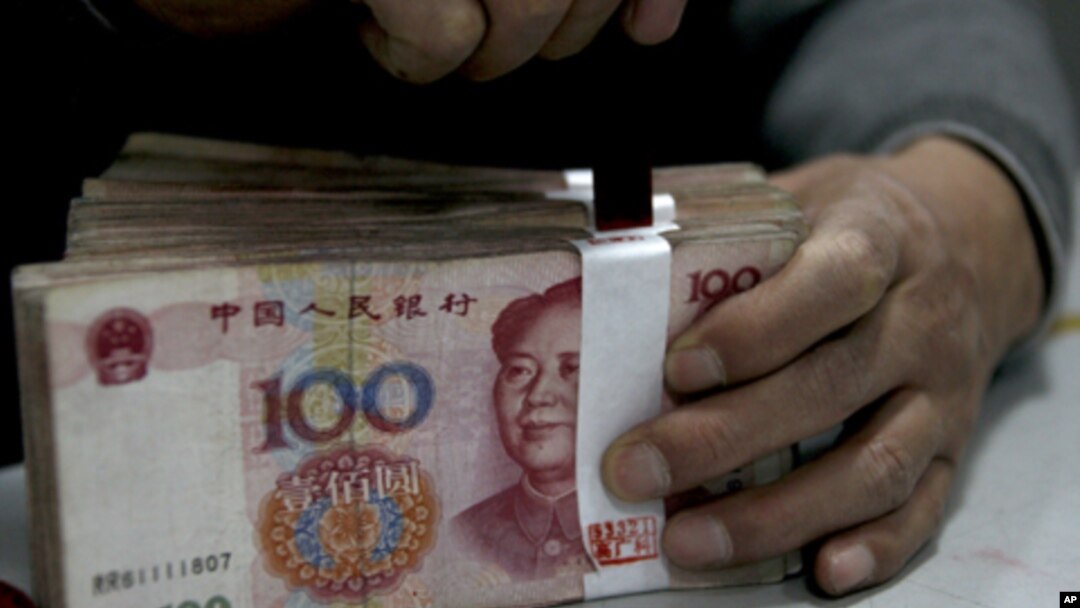 一名銀行職員整理人民幣(資料圖片)