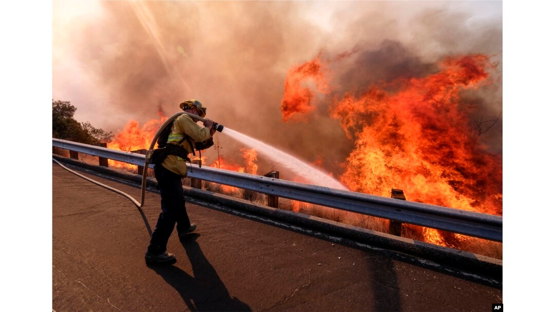 Un bombero lucha contra un incendio en la autopista Ronald Reagan (118) en Simi Valley, California, el 12 de noviembre de 2018.