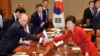 지난 2013년 11월 박근혜 한국 대통령(오른쪽)이 서울을 방문한 블라디미르 푸틴 러시아 대통령과 청와대에서 정상회담을 가졌다. (자료사진)