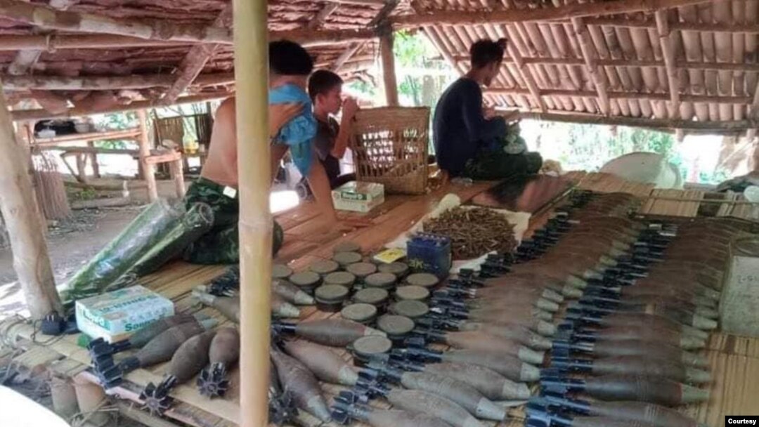 ဆုတ်ခွါသွားတဲ့ စစ်ကောင်စီစခန်းမှာ ကျန်ခဲ့တဲ့လက်နက်ခဲယမ်းများ။ (ဓာတ်ပုံ - KNLA - မေ ၁၂၊ ၂၀၂၁) 