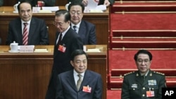 中国总理温家宝和重庆市委书记薄熙来(前左）日前在北京两会的会场上(资料照片)