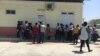 Pacientes à frente do Centro de Diálise de Benguela