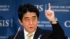 22일 방미 중 워싱턴 주재 전략국제문제연구소(CSIS)에서 ‘일본이 돌아왔다 (Japan is Back)'라는 제목으로 연설한 아베 신조 일본 총리.