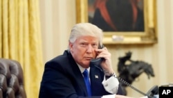 Merkel es controlada y cautelosa, una física de la Alemania Oriental que se toma su tiempo para tomar decisiones. Él es un magnate inmobiliario neoyorquino que parece no medir sus palabras.
