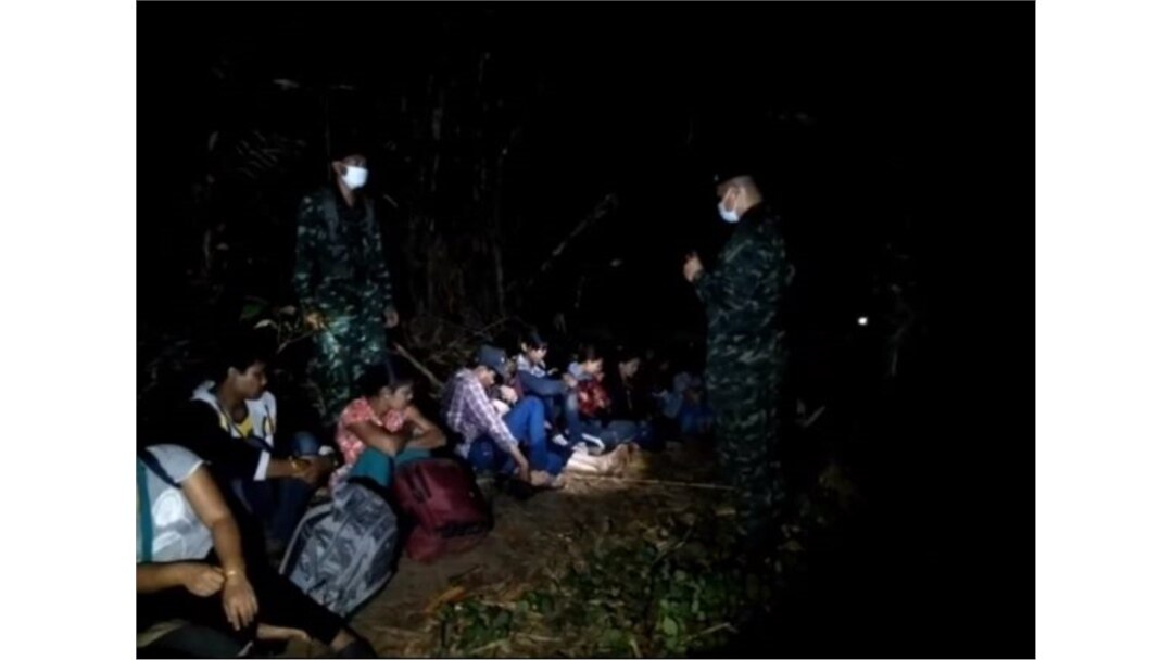 ကိုဗစ်ကာလအတွင်း ကမ်းချနဘူရီခရိုင်မှာ လူကုန်ကူးသူတွေ ခေါ်လာတဲ့ မြန်မာနိုင်ငံသားတွေကို ဖမ်းမိတဲ့ မြင်ကွင်း။ (ဓာတ်ပုံ - ထိုင်းနယ်ခြားစောင့်တပ် - ဇန်နဝါရီ ၁၄၊ ၂၀၂၁)