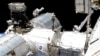 Astronaut Majk Hopkins radi na spoljašnosti Evropske laboratorije Međunarodne svemirske stanice, 27. januara 2021. Hopkins i Viktor Glover izveli su još jednan izalazak u svemir 13. marta 2021. (Foto: NASA)