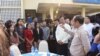 နေရပ်ရင်း ပြန်ခွင့်ရသည့် ဝူဟန်ပြန်ကျောင်းသားများအား တွေ့ဆုံနှုတ်ဆက်နေသည့် ပြည်ထောင်စုဝန်ကြီး ဒေါက်တာမြင့်ထွေး။ (ဖေဖော်ဝါရီ ၁၆၊ ၂၀၂၀၊ ဓာတ်ပုံ - ကျန်းမာရေးနှင့် အားကစားဝန်ကြီးဌာန)