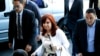 La vicepresidenta electa y expresidenta de Argentina Cristina Fernández de Kirchner llega a una corte en Buenos Aires, el lunes 2 de diciembre de 2019.