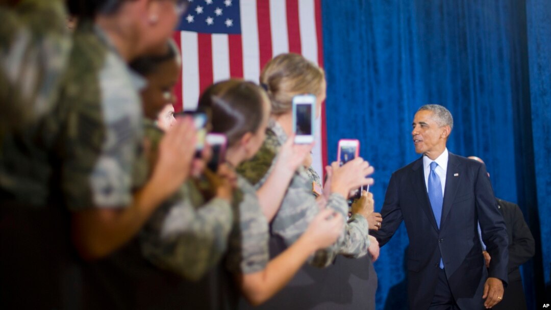 El presidente Barack obama saluda a miembros del ejército al llegar a la base aérea MacDill.