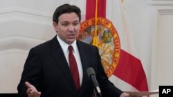 El gobernador de Florida, Ron DeSantis, habla en una conferencia de prensa el lunes 5 de febrero de 2024 en Miami Beach, Florida. DeSantis habló sobre la legislación que se está considerando para prohibir los campamentos para personas sin hogar en propiedad pública.