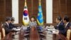 9일 청와대에서 미국 대선 관련 국가안전보장회의 상임위원회가 열린 후 박근혜 한국 대통령(가운데)이 결과 보고를 듣고 있다.