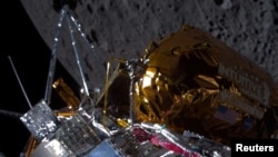 La nave espacial Odysseus de Intuitive Machines pasa sobre el lado cercano de la Luna después de la inserción en la órbita lunar.