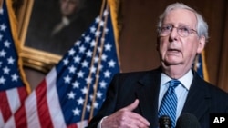 Umurepublikani arongoye senaMitch McConnell atanga ikiganiro ku bamenyeshamakuru ku ngoro y'inama nshingamateka i Washington.