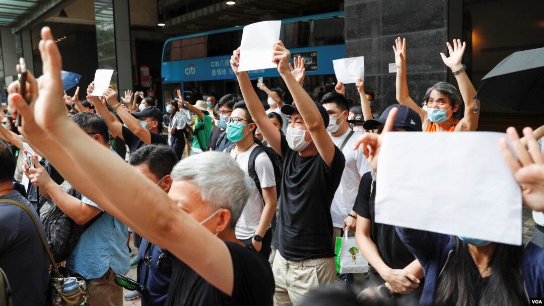 香港抗議者在東區法院外舉行抗議活動。 (2020年7月3日)