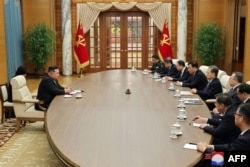 지난해 4월 김정은 북한 국무위원장이 북중 우호의 해 개막식 참석을 위해 평양을 방문한 자오러지 중국 전국인민대표대회 상무위원장과 회담을 갖고 있다.