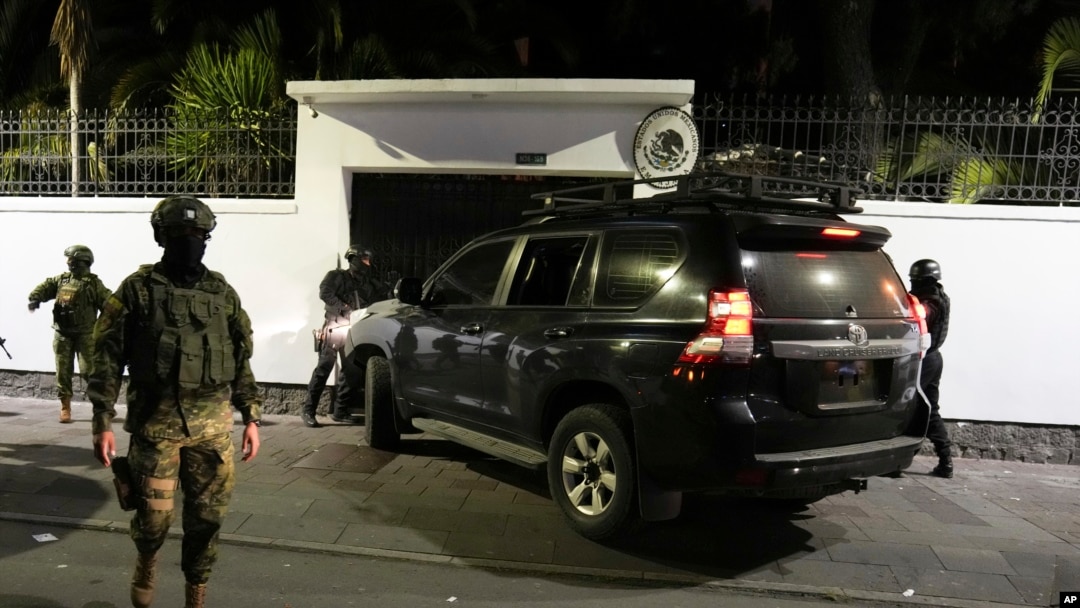 La policía intenta irrumpir en la embajada de México en Quito, Ecuador, el 5 de abril de 2024, luego de que México concediera asilo al exvicepresidente ecuatoriano Jorge Glas, que había buscado refugio allí. 