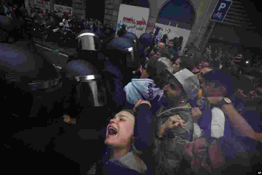 Una mujer es lastimada por la Policía Nacional de España a las afueras de la escuela Ramon Llull, asignada como una mesa de votación por el gobierno catalán en Barcelona, ​​1 de octubre de 2017.