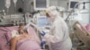 Arhiva - Medicinski radnik pored obolelog od koronavirusa, u Kliničkom centru Vojvodine, 2. aprila 2020 (Foto: Rojters, Feđa Grulović)