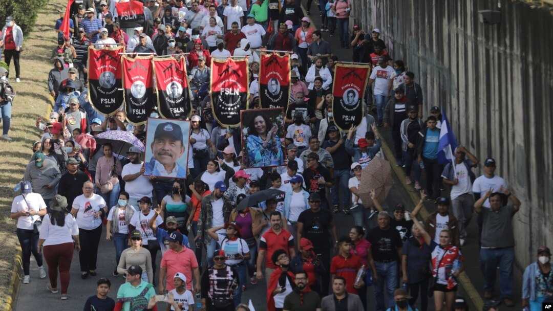 ARCHIVO: Los manifestantes portan pancartas del Frente Sandinista de Liberación Nacional y un retrato del presidente Daniel Ortega y la vicepresidenta Rosario Murillo, durante una marcha a favor del gobierno en Managua, Nicaragua, el sábado 11 de febrero de 2023. (Foto AP)