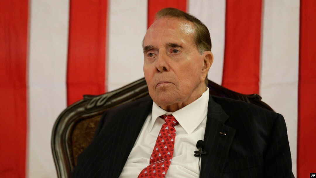 El senador Bob Dole, nominado presidencial republicano en 1996, ha apoyado la candidatura del exgobernador de Florida Jeb Bush.